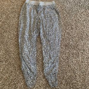 Splendid paisley jogger pants